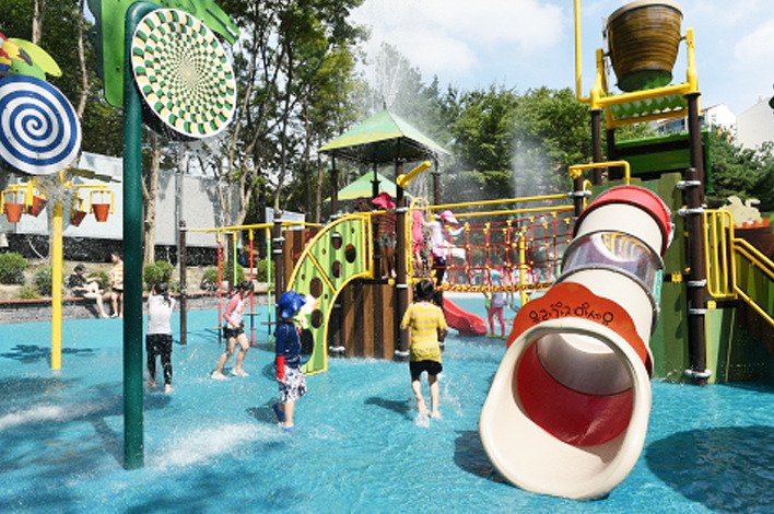 Free child-friendly water attractions offer escape from city heat