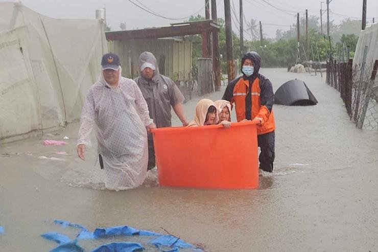 Ship sinks off Taiwan, 9 sailors missing as typhoon heads towards China