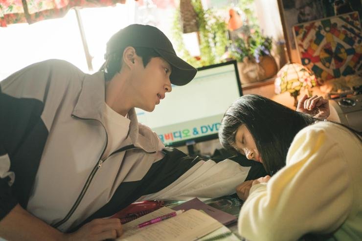 ‘Lovely Runner’ script book jumps to top of Kyobo bestseller list