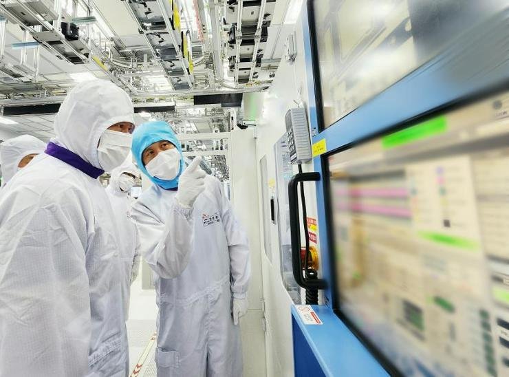 SK hynix wins $950 mil. in US grants, loans for AI chip plant in Indiana