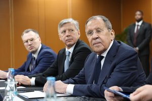 Russia warns US against Ukraine arms sales in Manila meeting