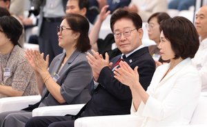 Lee awards demonstrators who protested Yoon's martial law on Constitution Day