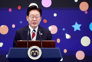 Lee vows to pass on spirit of resistance to 2024 martial law to future generation