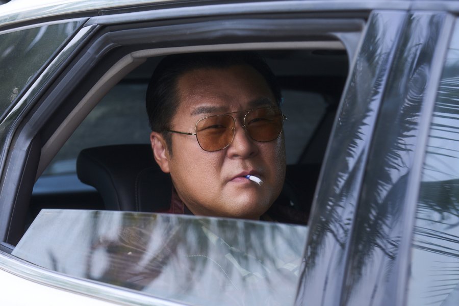 Yoon Kyung Ho Reveals How He Helped Shape His Ruthless Fixer Character In “Tazza 4: The Song Of Beelzebub”