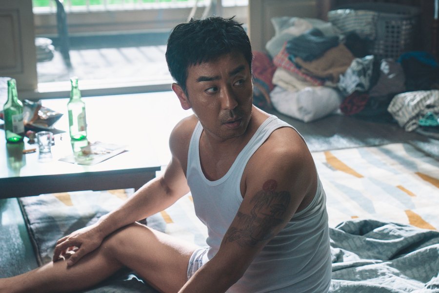 Ryu Seung Ryong Is A Far Cry From His Former Baseball Glory In “Portrait of a Family”