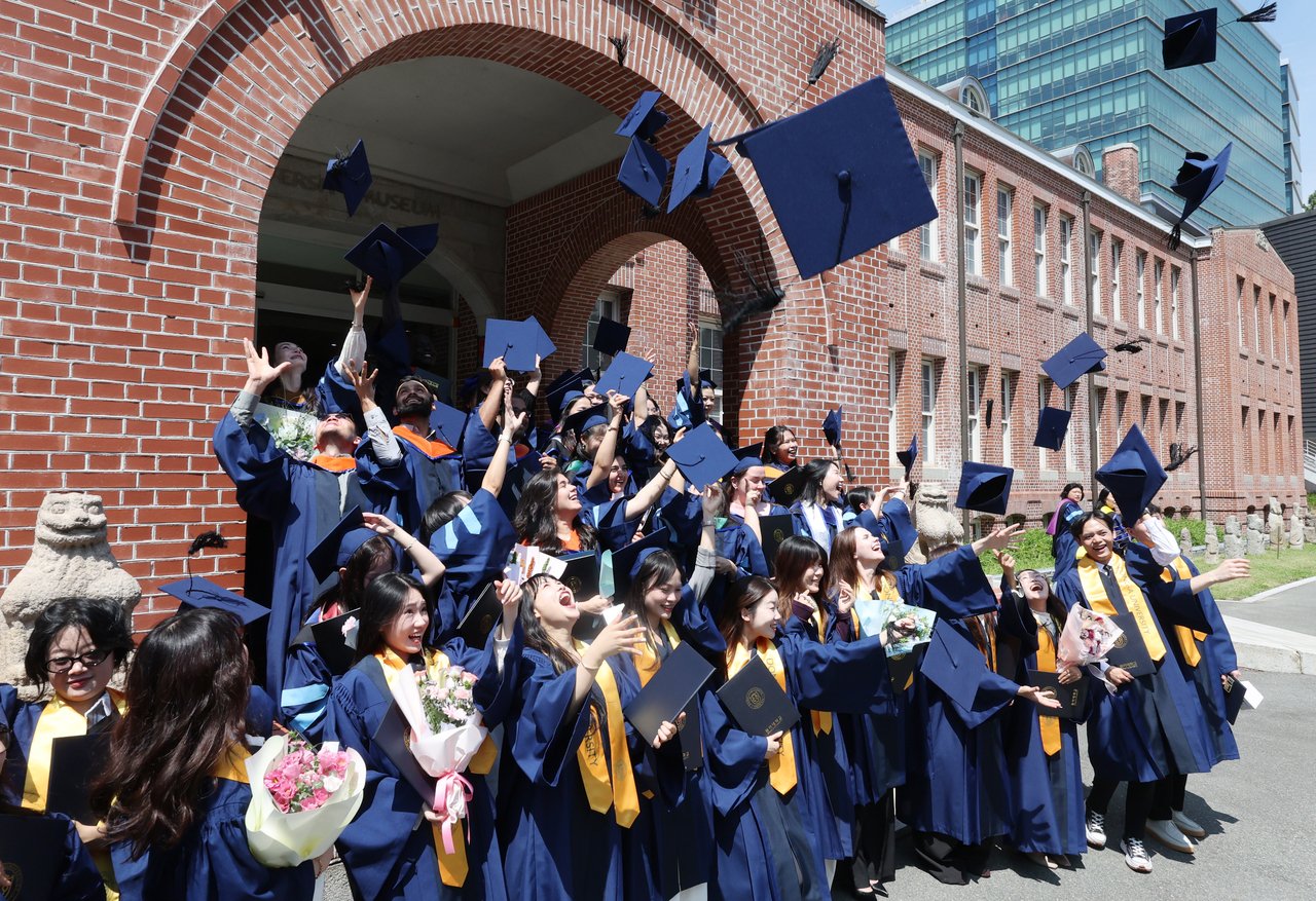 Foreign students, trainees entering Korea surpass 500,000 for first time
