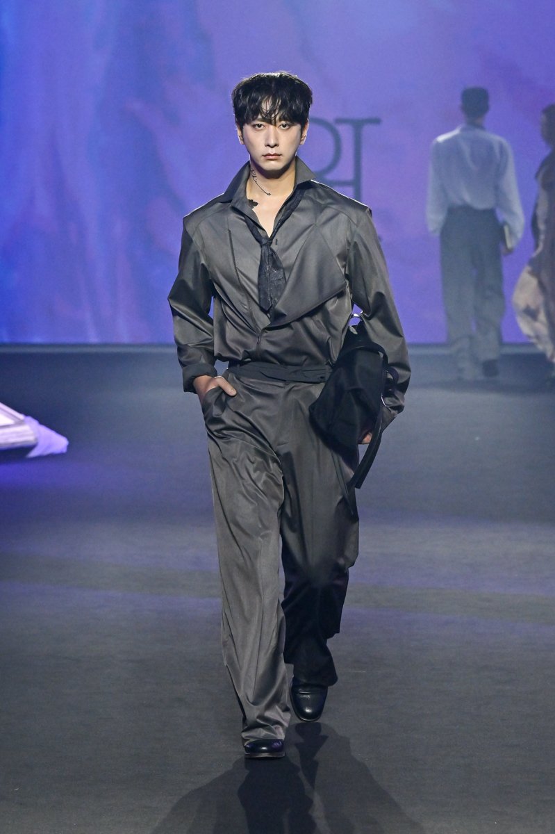2PM's Chansung walks Re Rhee show opening Seoul Fashion Week