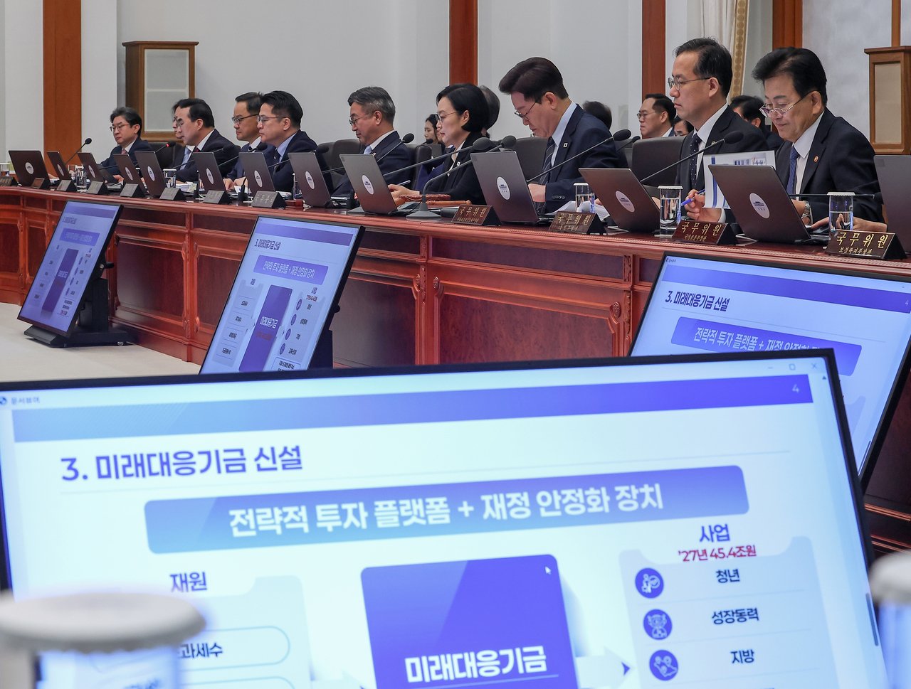 Proposed civil servant pay hike to lift lowest-rank salary to above W3m per month