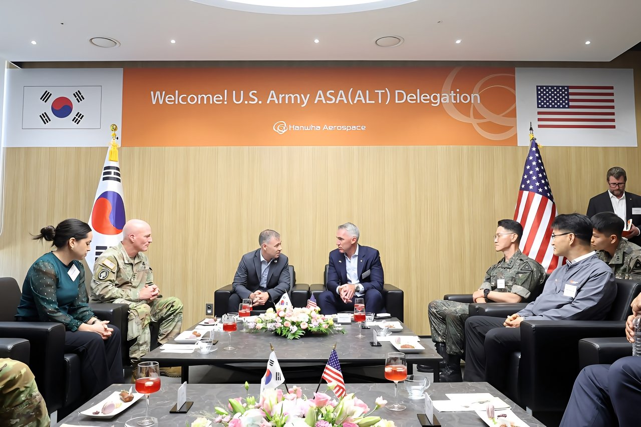 US Army acquisition chief inspects Hanwha’s K9 production