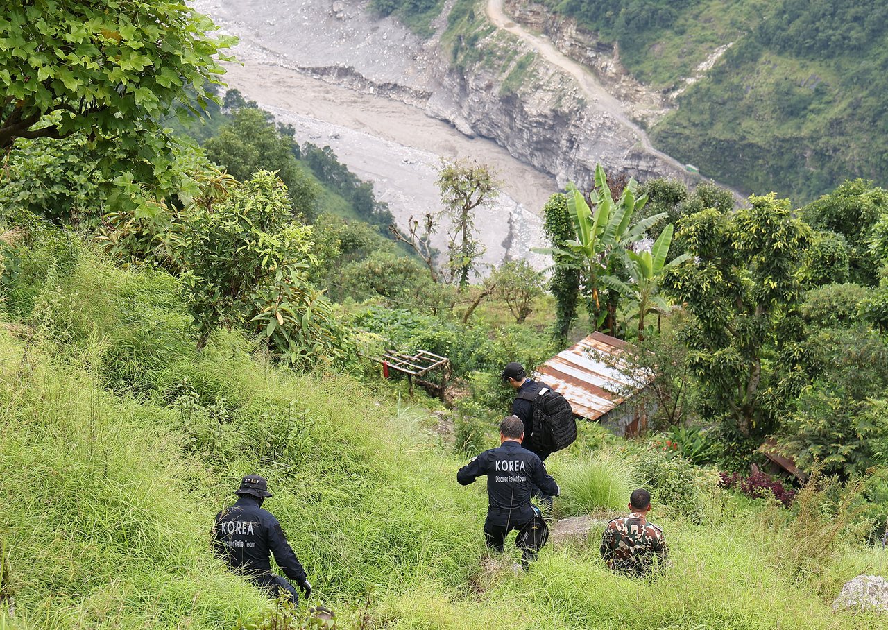 Intensive search under way for 9 S. Koreans missing in Nepal floods