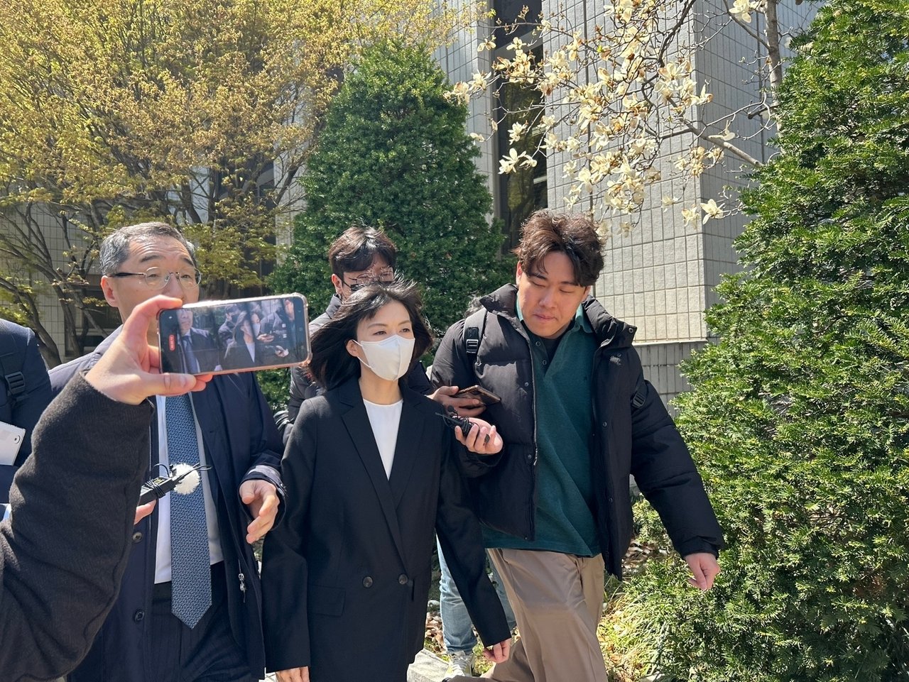 Prosecutors renew prison demand for LG heir, husband in insider trading appeal