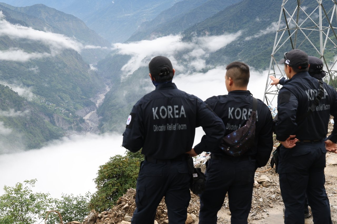 Ground search team closes in on Nepal dam site