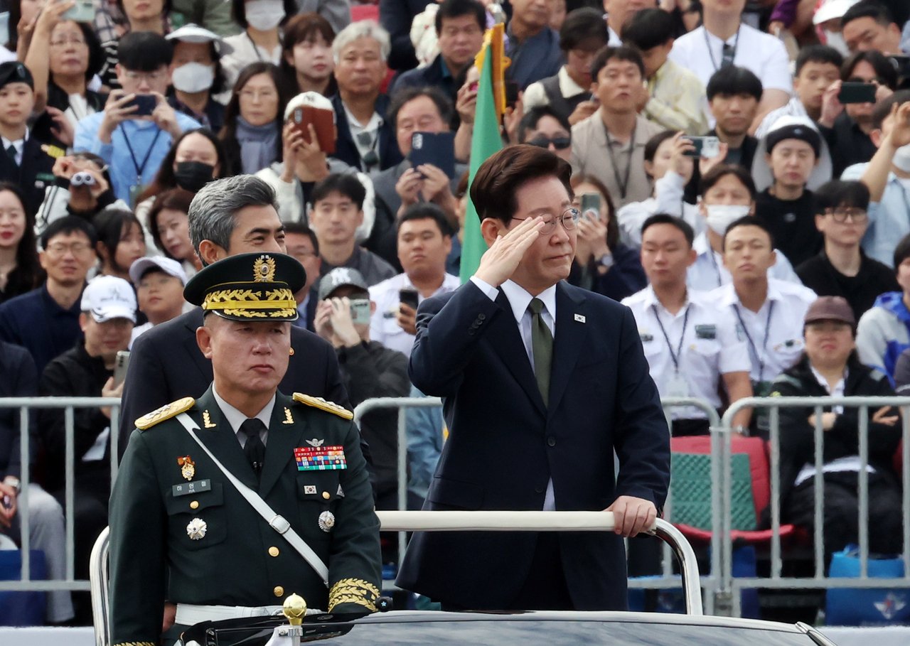 Lee observes S. Korea's first hypersonic glide vehicle test