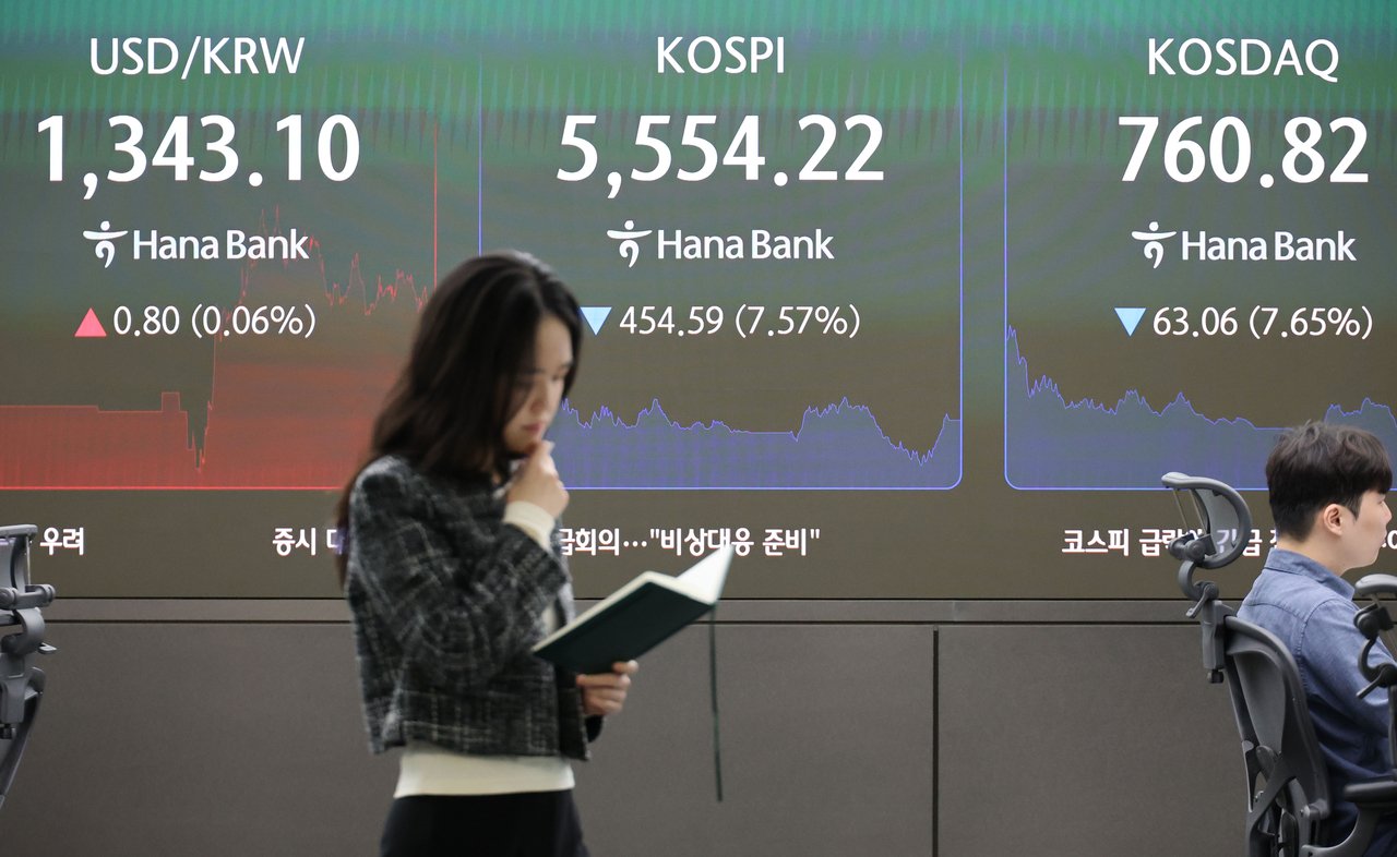 Seoul shares crash over 7% on chip rout amid AI, inflation woes