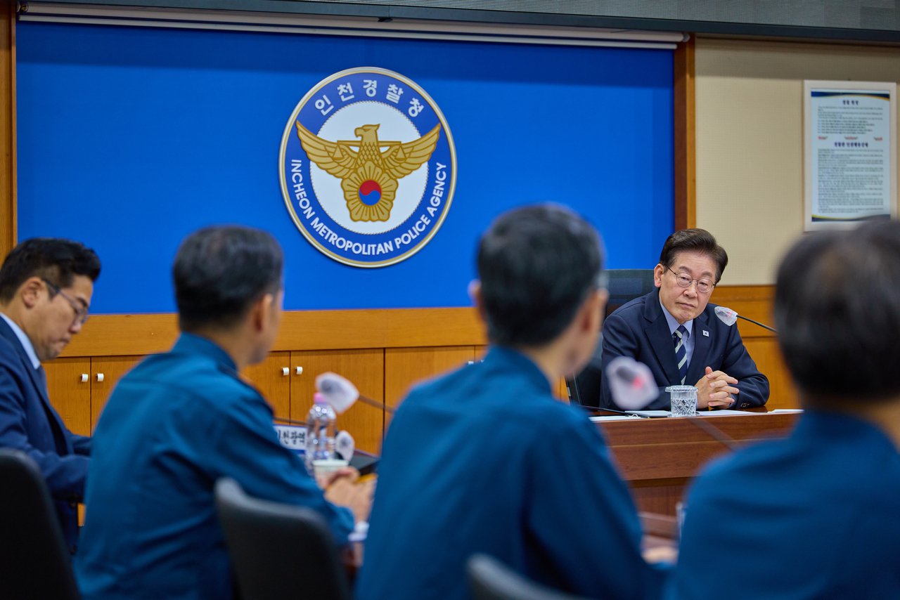 President Lee visits Incheon police after stabbing attack