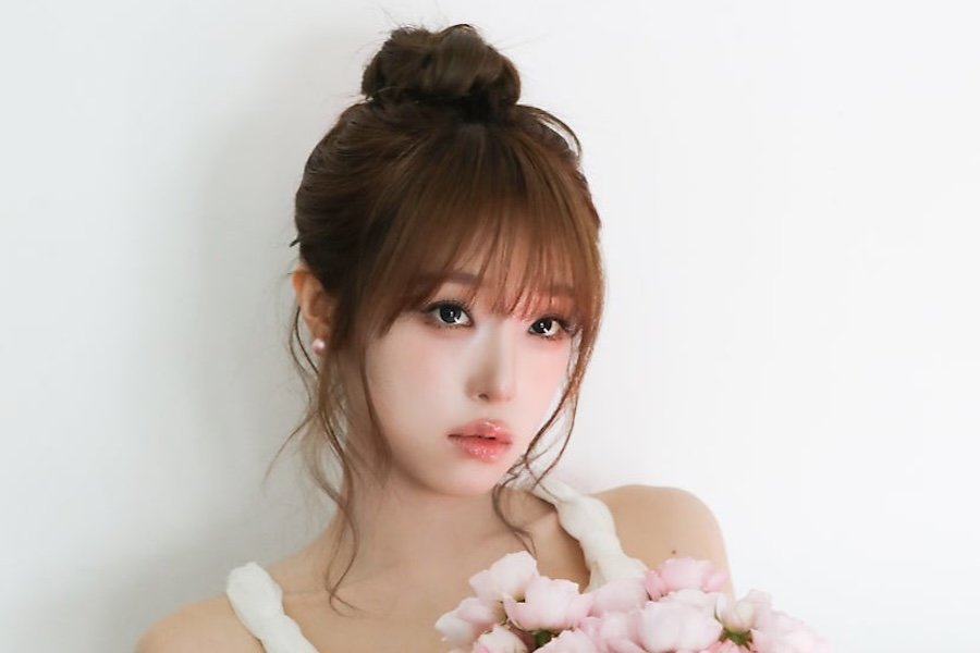 Yena Teases New Version Of Official Light Stick